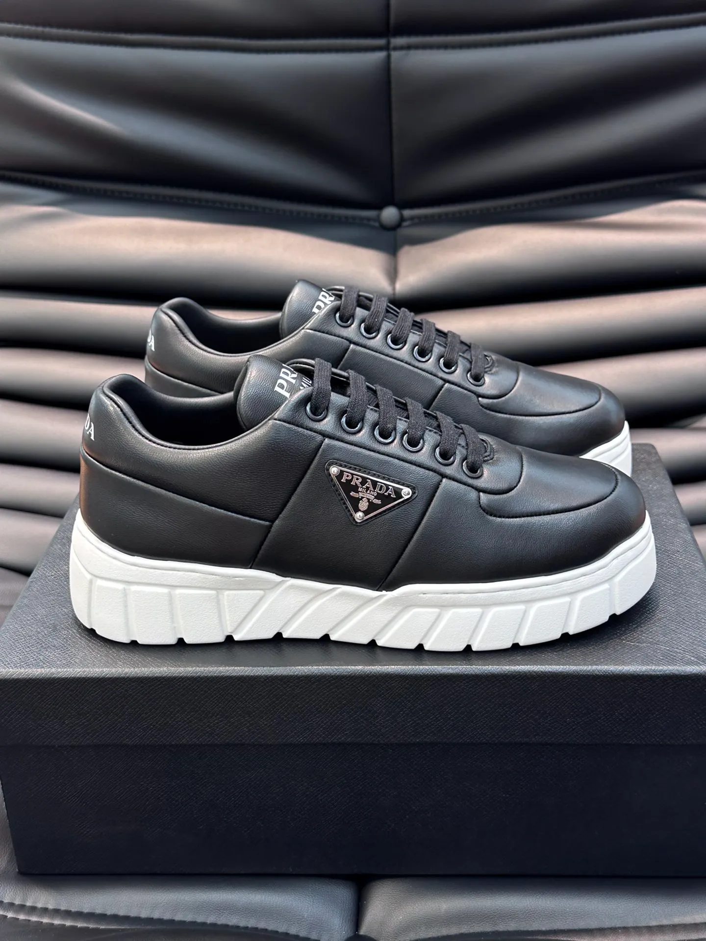 Men's shoes 💰p400 "Men's shoes 💰pRAD*" Men's shoes 💰prad* high-end men's thick-soled casual sports shoes, the details are perfectly replica of the original version, made of imported matte cowhide, full of texture, full calfskin lining, breathable and comfortable, men's shoes 💰p's classic black and white enamel metal logo decoration, all interpreting the brand style Genuine leather tongue Men's shoes on the tongue and heel 💰pRADA letter badges are embellished to show the brand style. Lightweight concave and convex pattern rubber outsole. Lightweight and increased by about 4CM. Excellent foot feel. Comfortable and breathable. Comes with original packaging. Size: 38-44